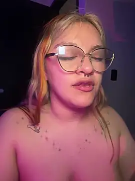 Sophia_Weest99 live cam on StripChat