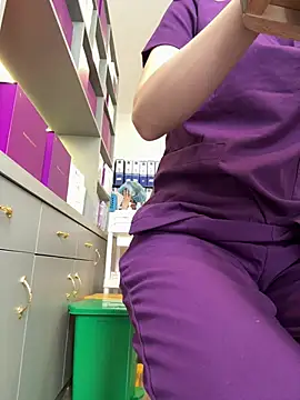 secretly_masturbating live cam on StripChat