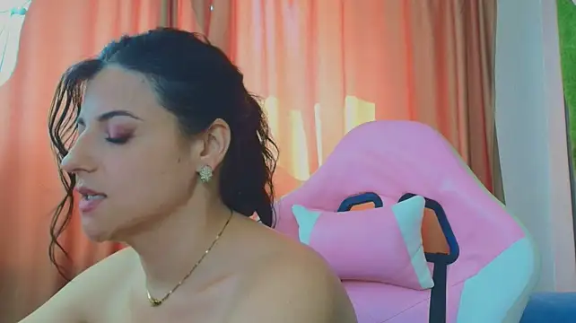 AmmyFlirty live cam on StripChat