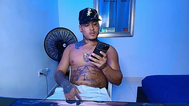 crow_black00 live cam on StripChat