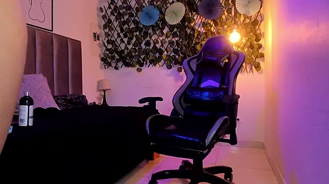 Kitty_Gang live cam on StripChat