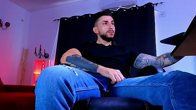 MightyAaron66 live cam on StripChat