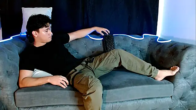 Liam_Chameliam live cam on StripChat