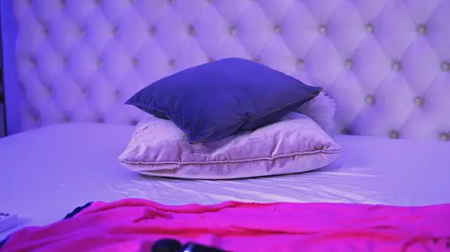 NouraMalvi live cam on StripChat