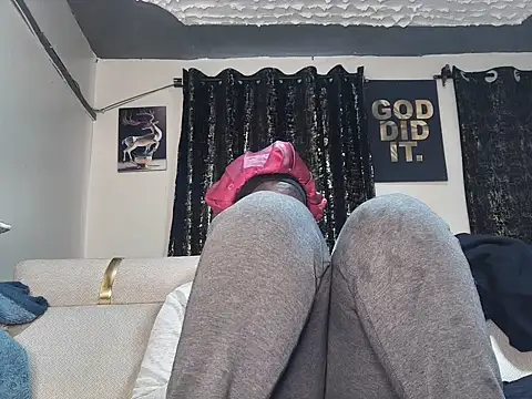 sexyleah25 live cam on StripChat