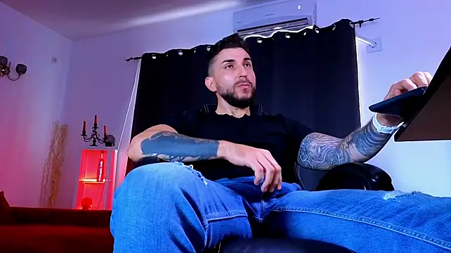 MightyAaron66 live cam on StripChat