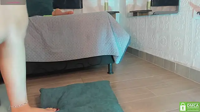 chloe_moon1 (F teen) - Spank wet pussy