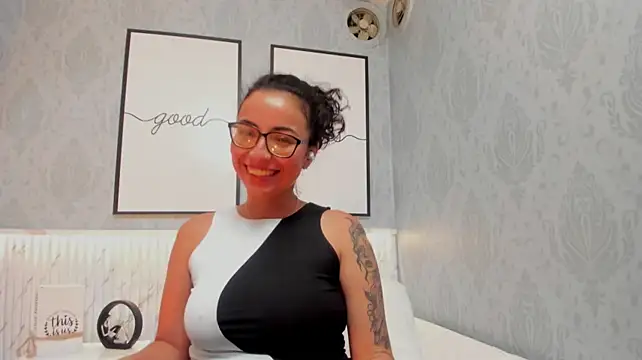 sarah_sluty live cam on StripChat