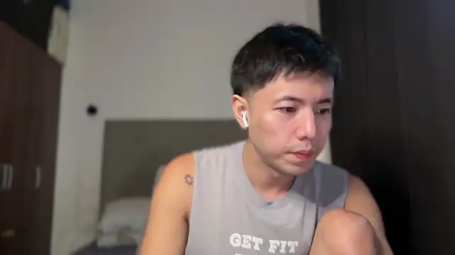 Addictiveboi live cam on StripChat