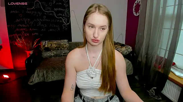AlisaFoxis live cam on StripChat