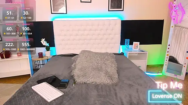 KiraNeeww live cam on StripChat