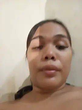 yolly_fox live cam on StripChat