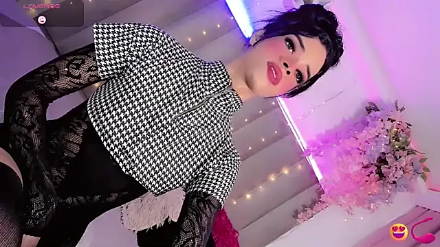 Nina_Keyli live cam on StripChat