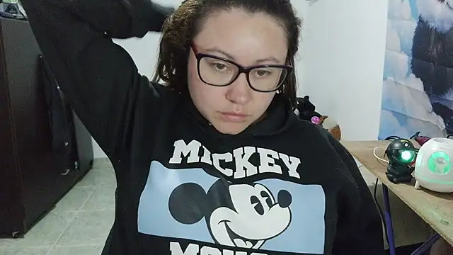 curly_greeneyed live cam on StripChat