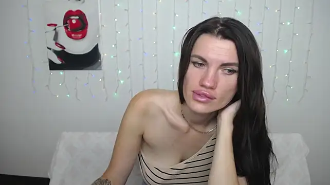 MilaLoona live cam on StripChat