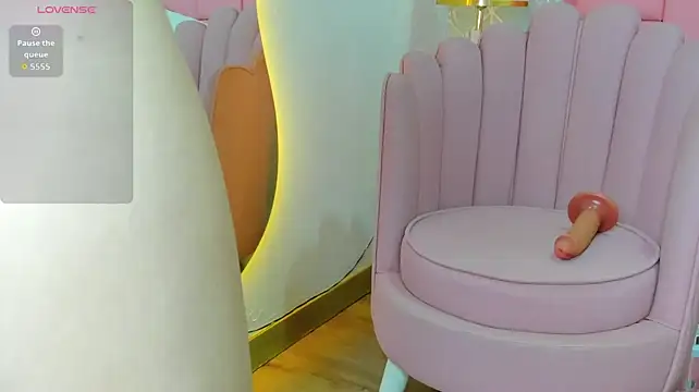 SelenaMiel live cam on StripChat