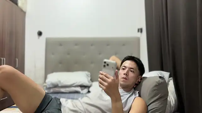 Addictiveboi live cam on StripChat