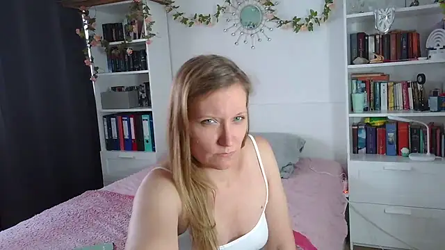 Candy_Cougar live cam on StripChat