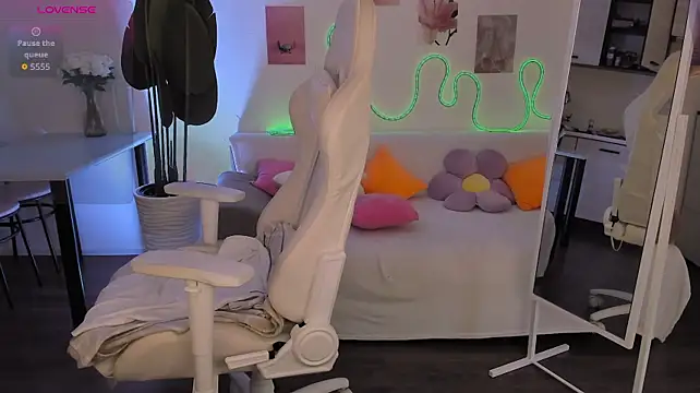 LittlePeach007 live cam on StripChat