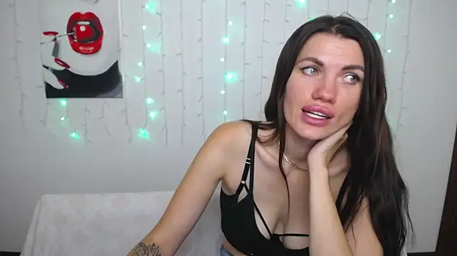 MilaLoona live cam on StripChat