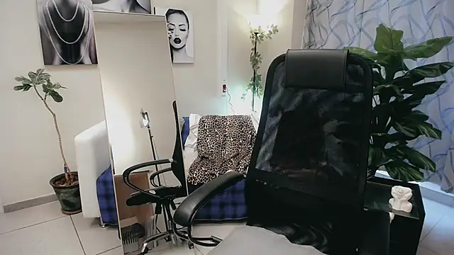 Favorite_0 live cam on StripChat