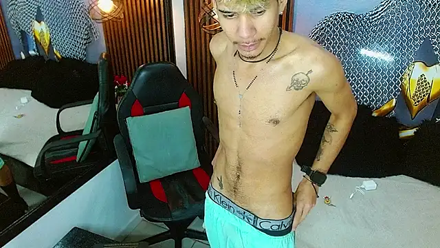 Skinny_cute_Alyer live cam on StripChat