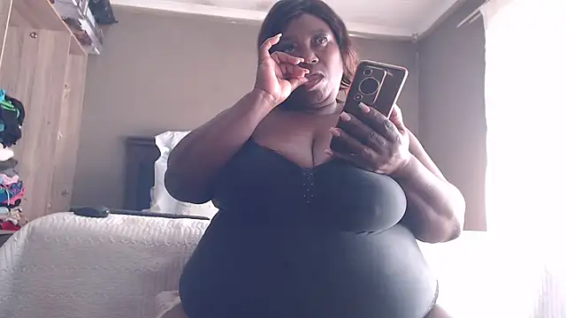 MATUREBUSSTY live cam on StripChat
