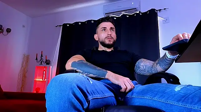 MightyAaron66 live cam on StripChat