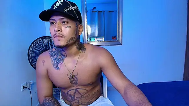 crow_black00 live cam on StripChat