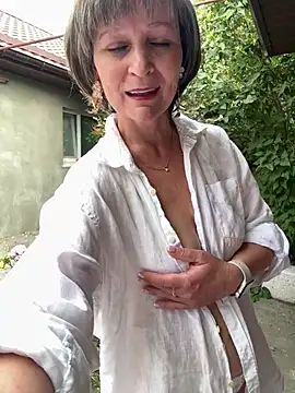 melljoy (F mature) - topless outside for 5 minutes