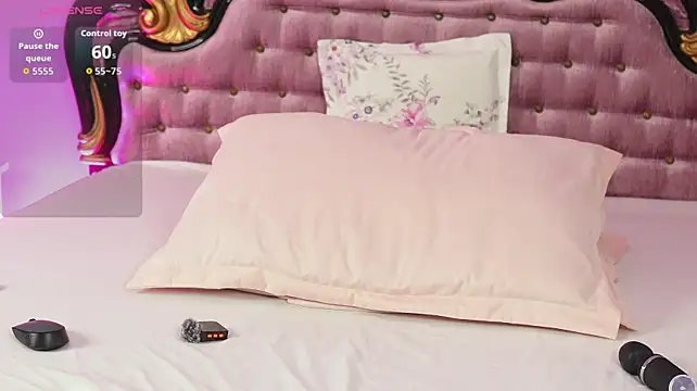 EllaWhiteX live cam on StripChat
