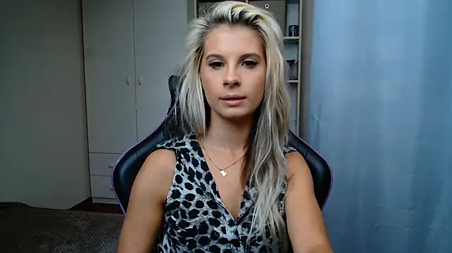 KristineGlow live cam on StripChat