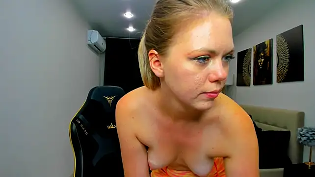 Strawberrye live cam on StripChat