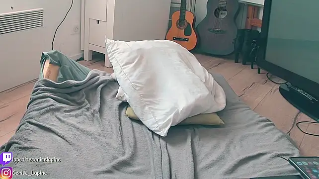 CeriseLapine live sex cam