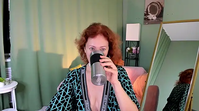 leticiaromano (F milf) - lower the strap