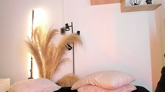Tylla__ live cam on StripChat