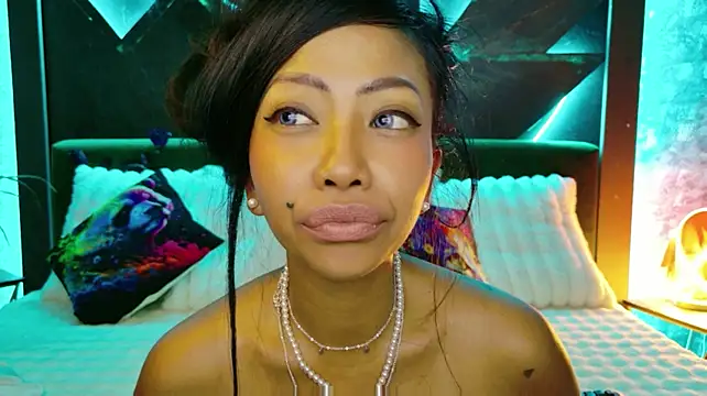 ElyaQuinn live cam on StripChat