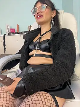 Emerald_gh live cam on StripChat