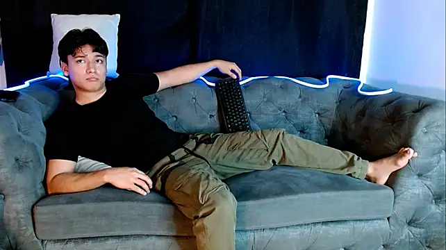 Liam_Chameliam live cam on StripChat