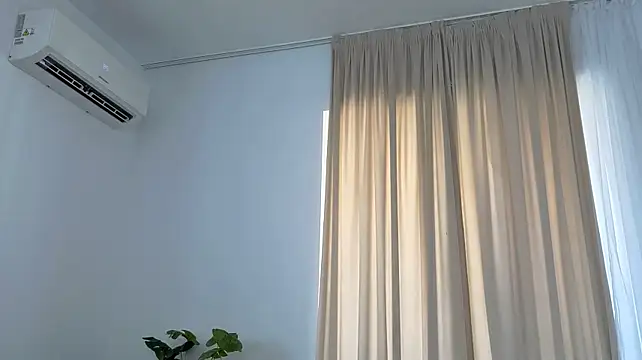 EmaHallee live cam on StripChat