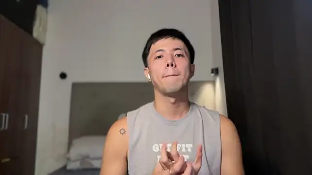 Addictiveboi live cam on StripChat