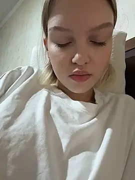 ashleymur (F teen) - play with nipple piercing
