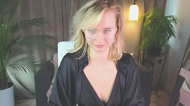 NoraMoreau live cam on StripChat