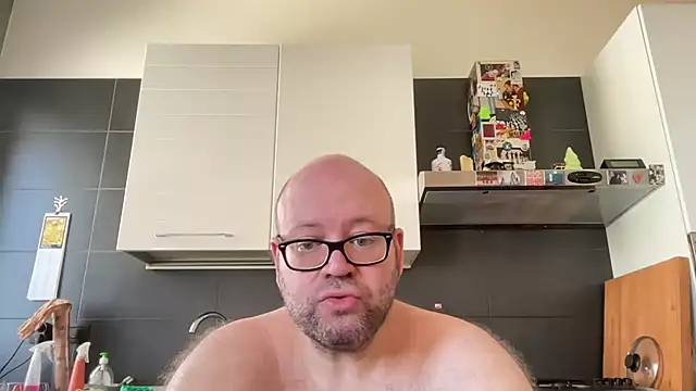theitalianbear live cam on StripChat