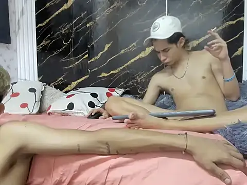 perverted_boyys22 live cam on StripChat
