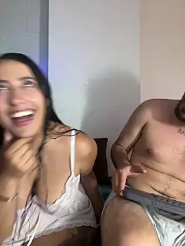 hector_and_aleja live cam on StripChat
