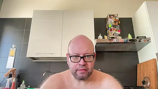theitalianbear live cam on StripChat