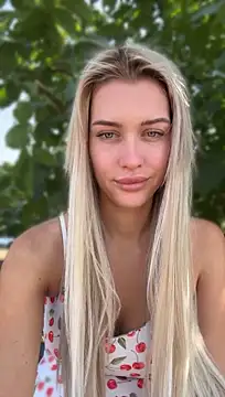 kikiwatson (F young) - Show naked ass in public 🔞💦