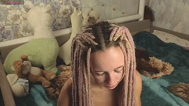 cutest_lucy live cam on StripChat