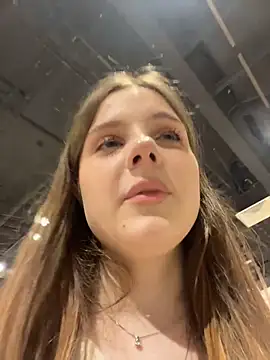 lunabelle_ (F young) - BOOBS OUT+zoom squeeze nipple in WC